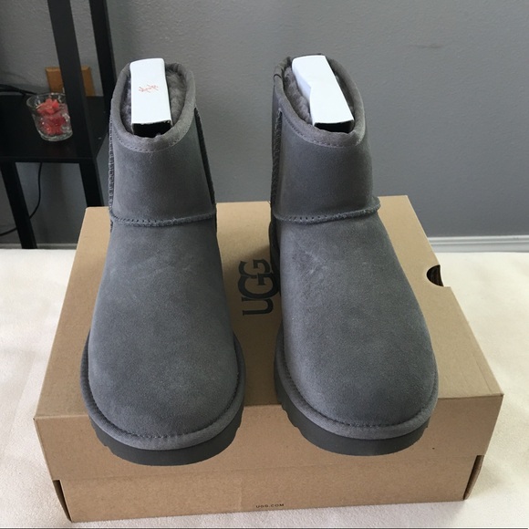 UGG CLASSIC MINI UGG RUBBER LOGO BOOT - Picture 2 of 7